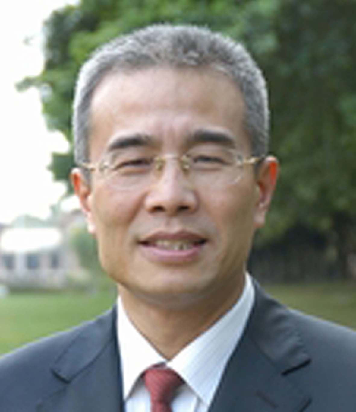 王　珺